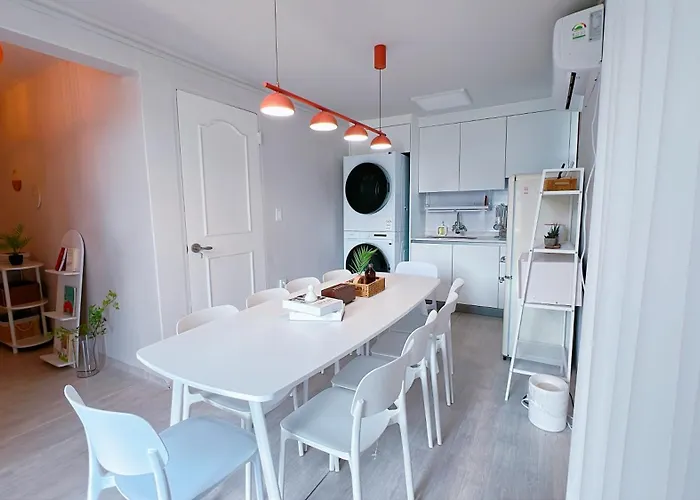 招待所 10 Seconds To The Subway Station, 15 Minutes To Gangnam, 20 Minutes To Jamsil, 3 Bedrooms, 2 Bathrooms 首爾