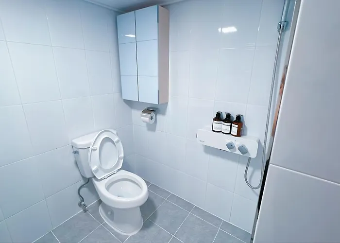 10 Seconds To The Subway Station, 15 Minutes To Gangnam, 20 Minutes To Jamsil, 3 Bedrooms, 2 Bathrooms 3*