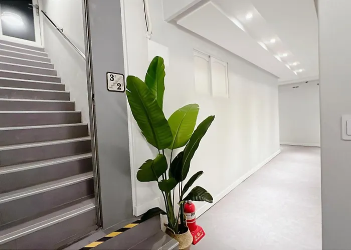 10 Seconds To The Subway Station, 15 Minutes To Gangnam, 20 Minutes To Jamsil, 3 Bedrooms, 2 Bathrooms 首爾