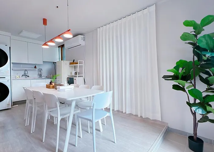 10 Seconds To The Subway Station, 15 Minutes To Gangnam, 20 Minutes To Jamsil, 3 Bedrooms, 2 Bathrooms 3* 首爾