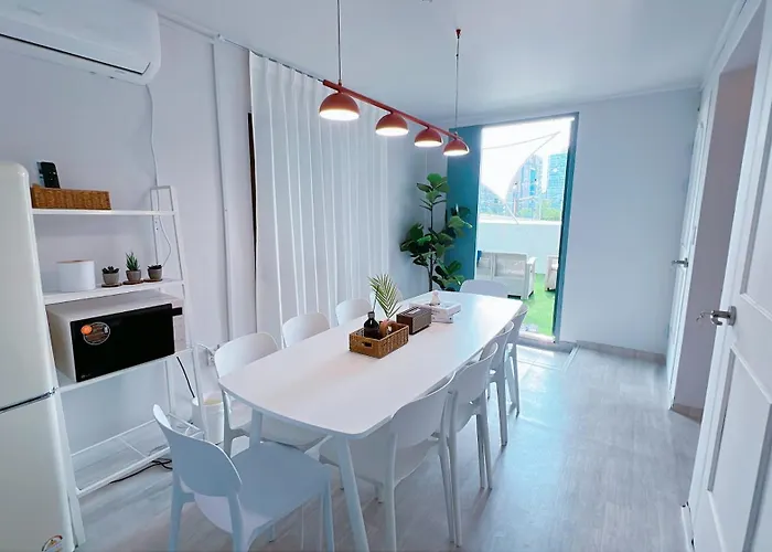 招待所 10 Seconds To The Subway Station, 15 Minutes To Gangnam, 20 Minutes To Jamsil, 3 Bedrooms, 2 Bathrooms 首爾