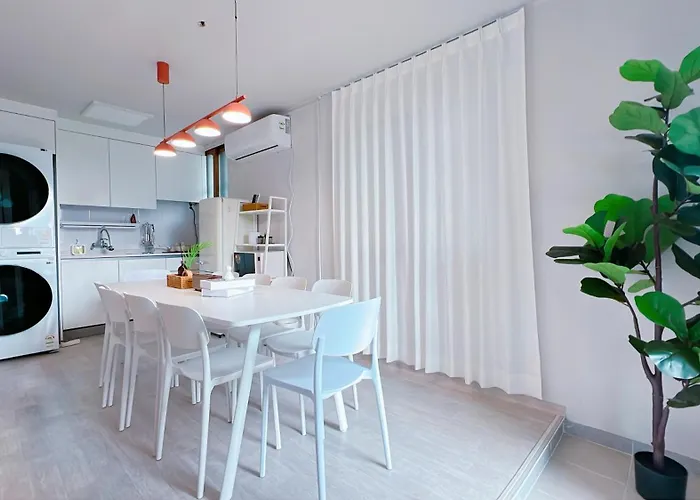 招待所 10 Seconds To The Subway Station, 15 Minutes To Gangnam, 20 Minutes To Jamsil, 3 Bedrooms, 2 Bathrooms 3*